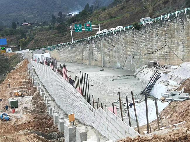 高速公路護(hù)坡泡沫混凝土填充