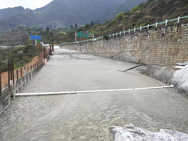 高速公路護(hù)坡泡沫混凝土填充
